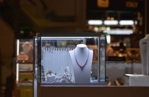 A Complete Guide to Choosing the Right Jewelry Display Furniture for Your Store!
