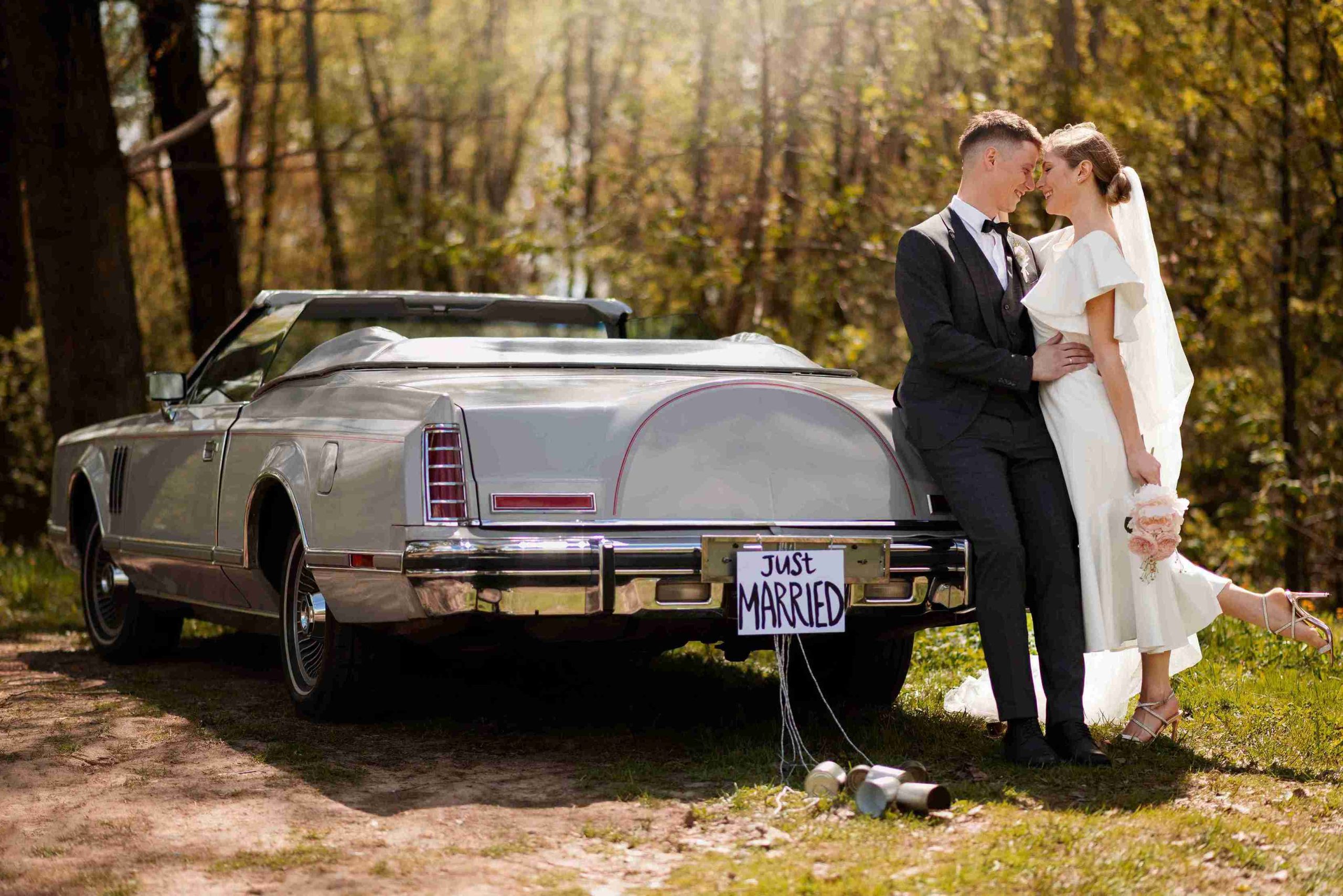 How Do Electric Vintage Cars for Weddings Combine Elegance with Modern Bluetooth Speakers?