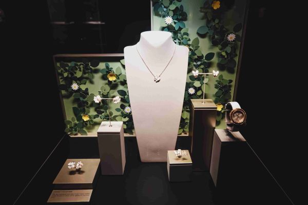 Why Do Jewelry Showcase Manufacturers Prefer Neutral Cure Silicone Sealant for High-End Installations?