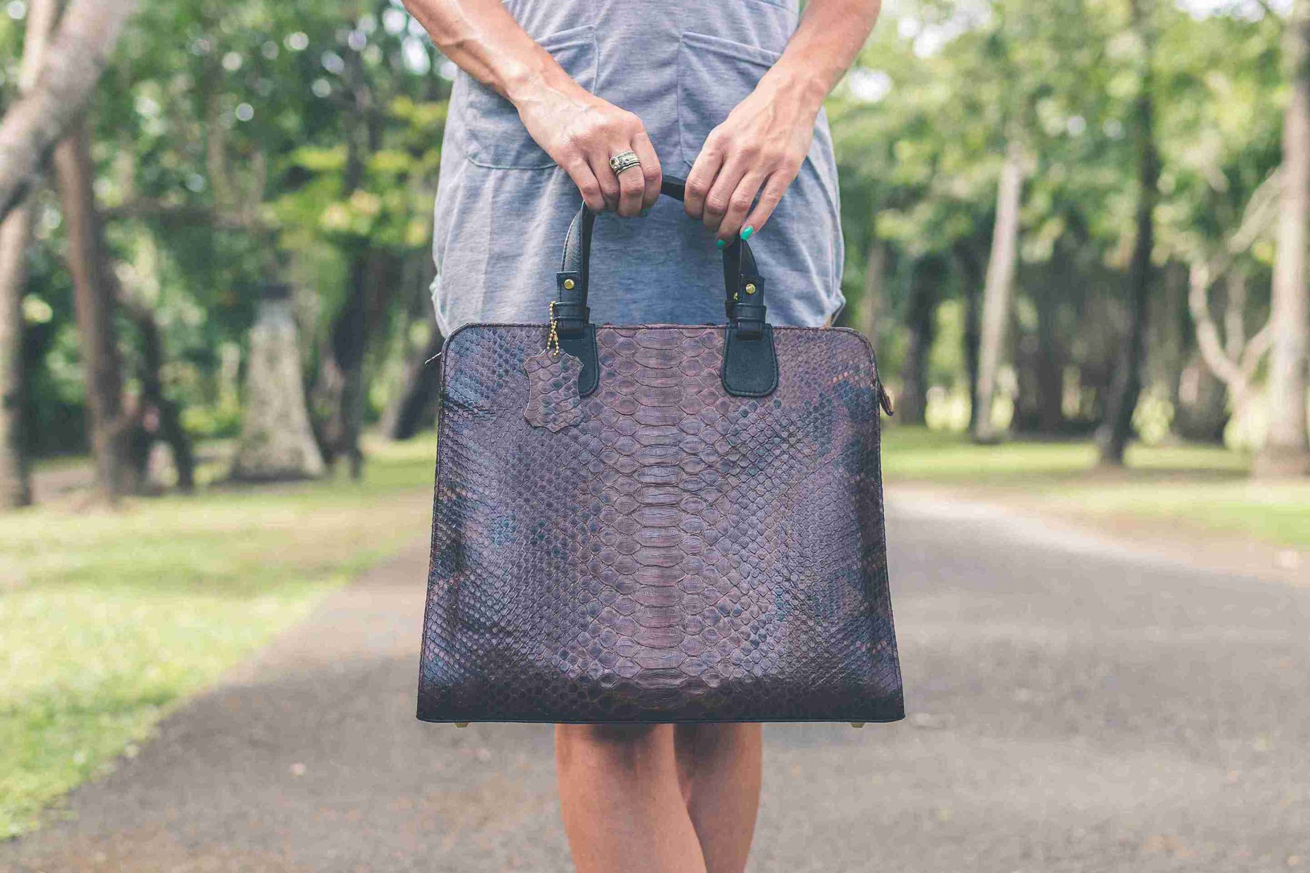 What’s the Best Way to Package Your Products and Offer Stylish Shopping Bags?